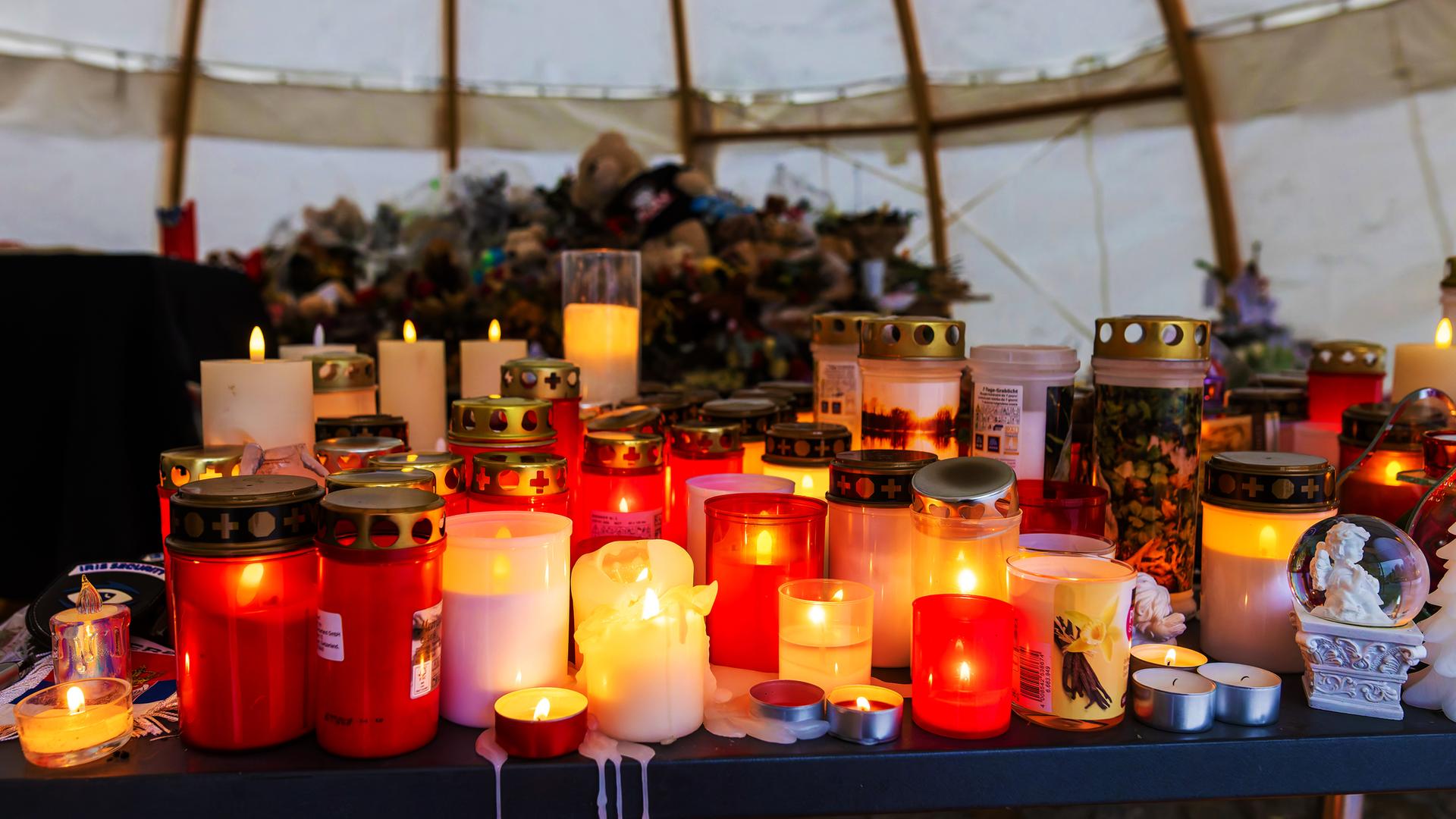 Kerzen für die Opfer der Brandkatastrophe in Crans-Montana