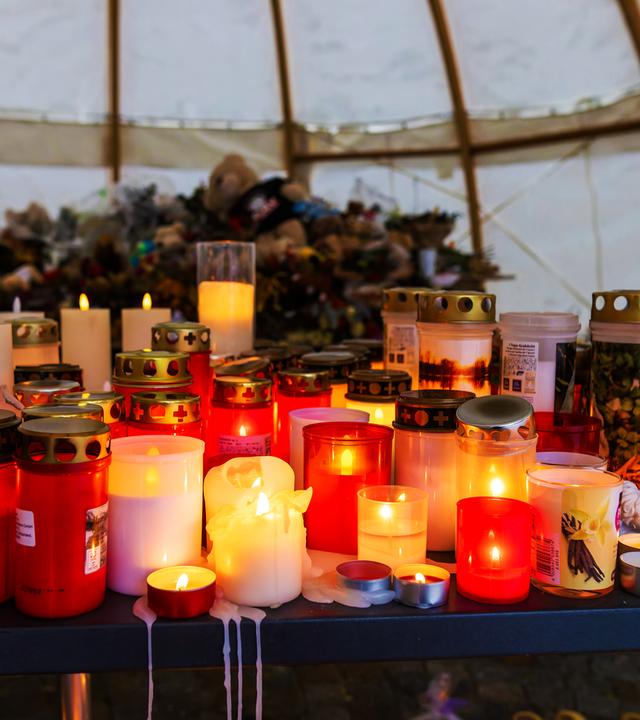 Kerzen für die Opfer der Brandkatastrophe in Crans-Montana