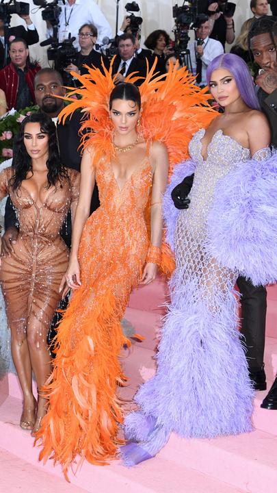 Corey Gamble, Kris Jenner, Kanye West, Kim Kardashian West, Kendall Jenner, Kylie Jenner und Travis Scott besuchen die Met Gala 2019