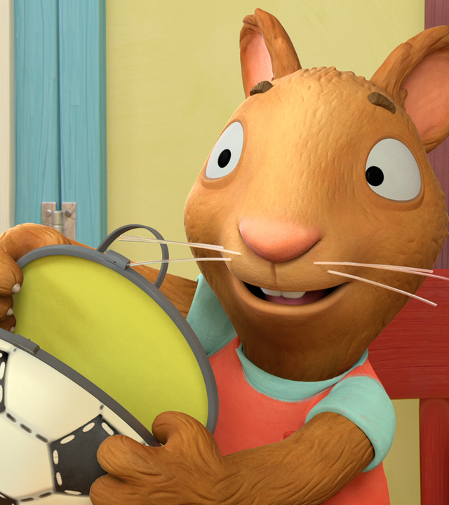 Posy zeigt ihre Tasche, die aussieht wie ein Fußball.