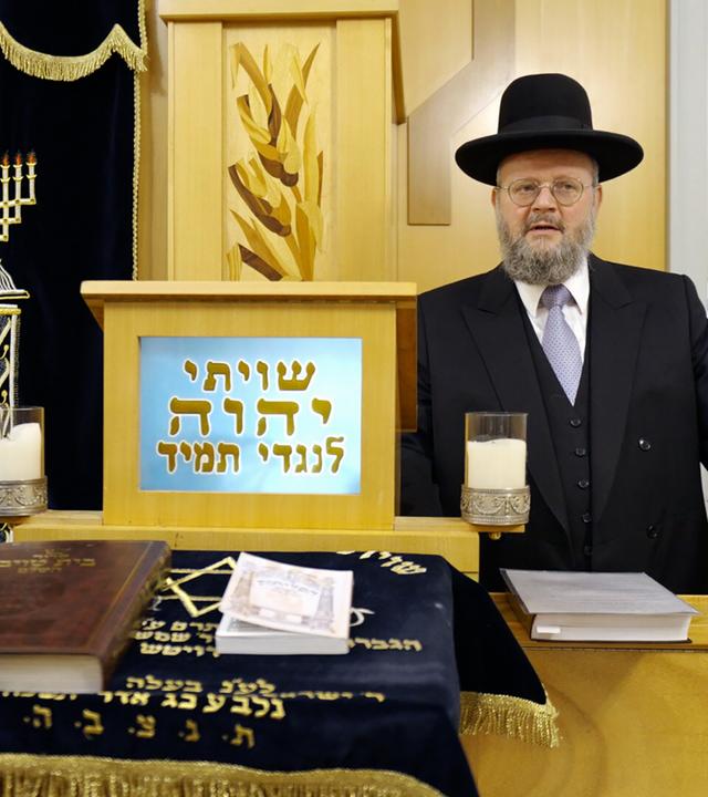 Das traditionelle jüdische Leben, zu sehen an der Einrichtung und der Kleidung eines Mannes