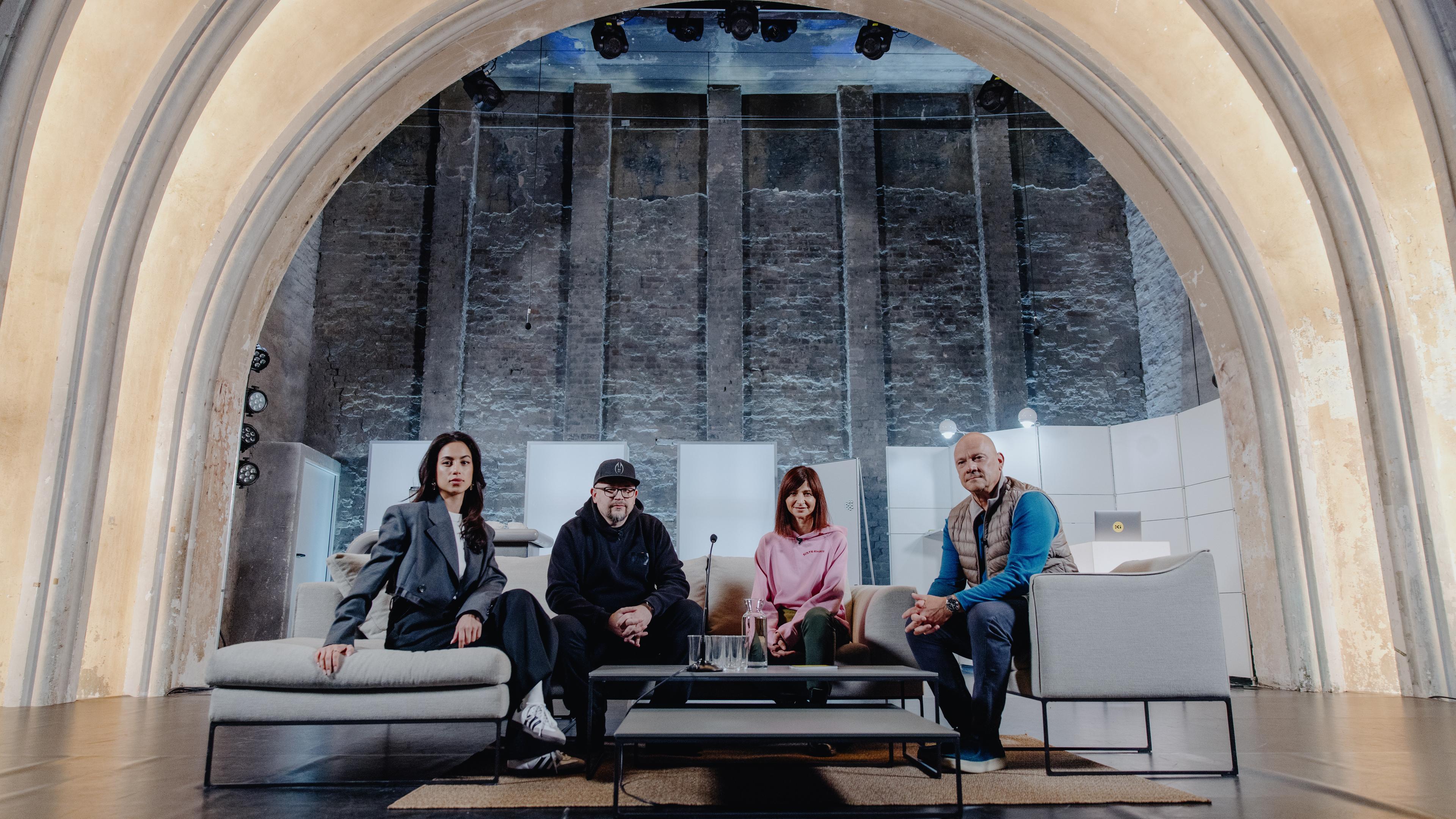 "Das KI Manifest": Die vier Filmschaffenden sitzen auf einem Sofa und blicken in die Kamera: Gizem Emre, Christian Alvart, Mira Thiel und Guido Reinhardt.