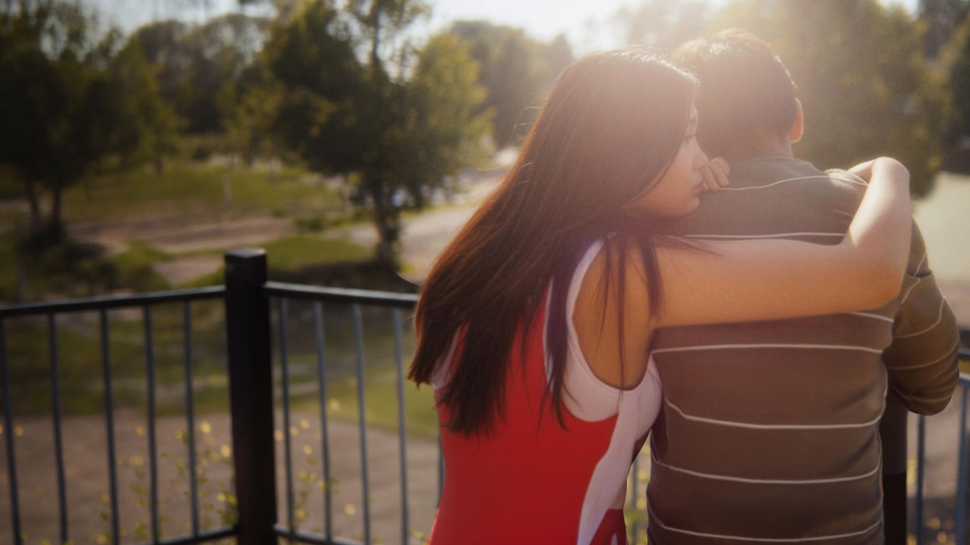 "After Benjamin: Das Konzert": Lina (Victoria Hoang) sitzt neben Elias (Sam Ashraf) im Freien mit dem Rücken zur Kamera auf einer Bank. Das Wetter ist schön, die Sonne scheint von vorn auf die beiden. Lina sitzt Elias zugewandt, umarmt ihn mit ihrem rechten Arm und lehnt ihr Kinn auf seine Schulter. Elias schaut geradeaus, den Kopf leicht nach unten gebeugt.