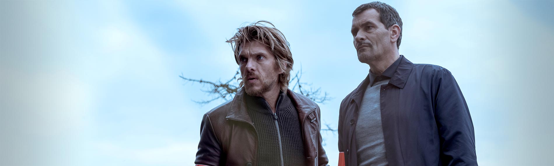 Verstuyft (Werner De Smedt, l.) und Vincke (Koen De Bouw, r.) stehen vor einem Leichenfeld.