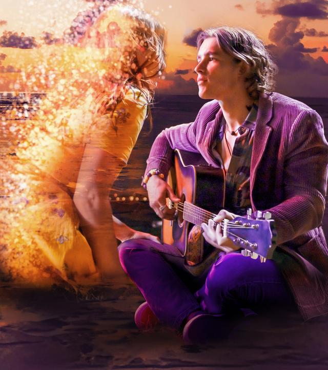  Lily Sullivan und Brenton Thwaites sitzen einander zugeneigt vor einem Sonnenuntergang am Wasser