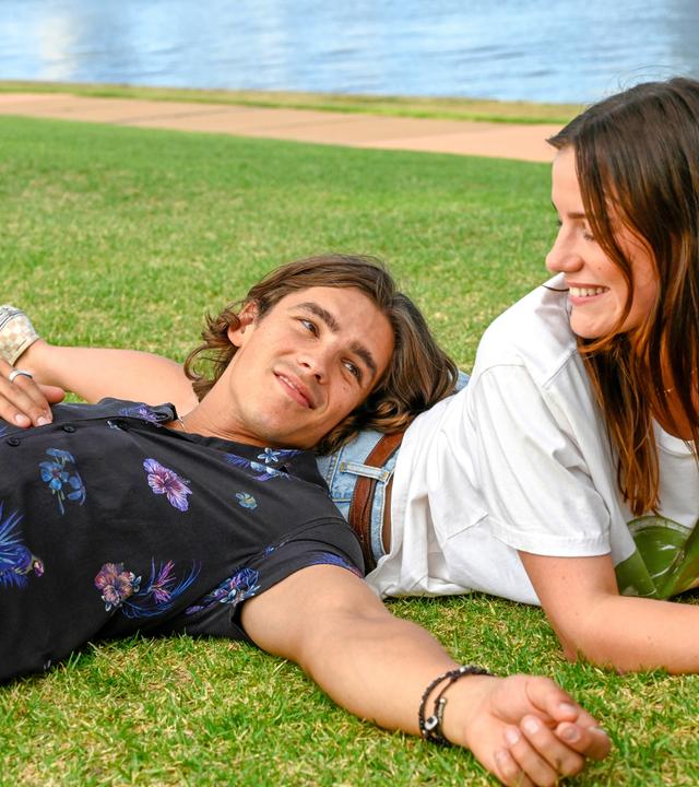 Devon (Brenton Thwaites) und Lucy (Lily Sullivan) verbringen einen wundervollen Tag miteinander, nachdem sie sich auf etwas unkonventionelle Weise kennengelernt haben.