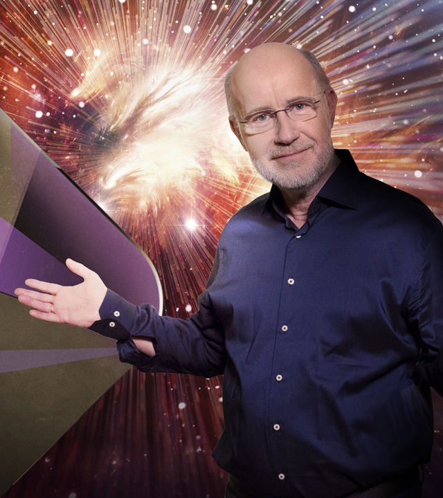 Harald Lesch steht mit ausgebreiteten Armen vor einem "Urknall"