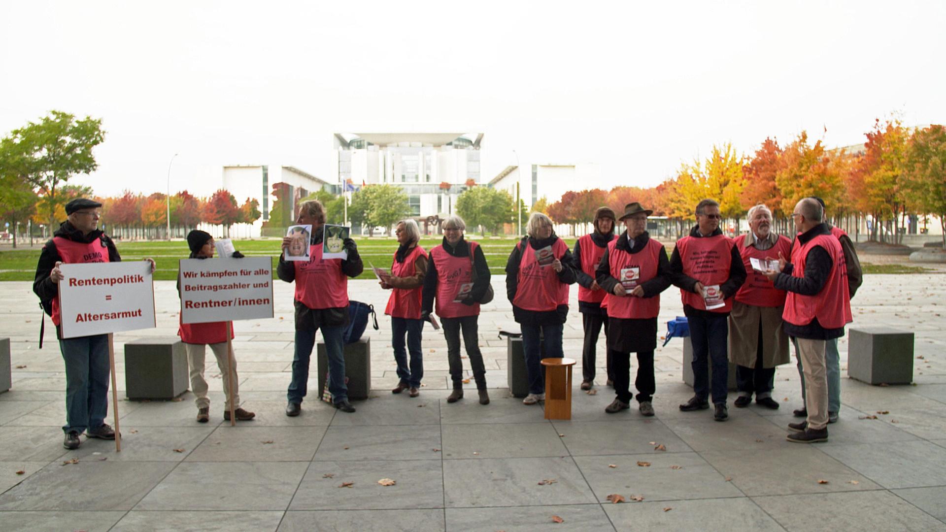 W&uuml;tende Rentner demonstrieren in Berlin gegen Rentenk&uuml;rzungen und Zusatzbelastungen