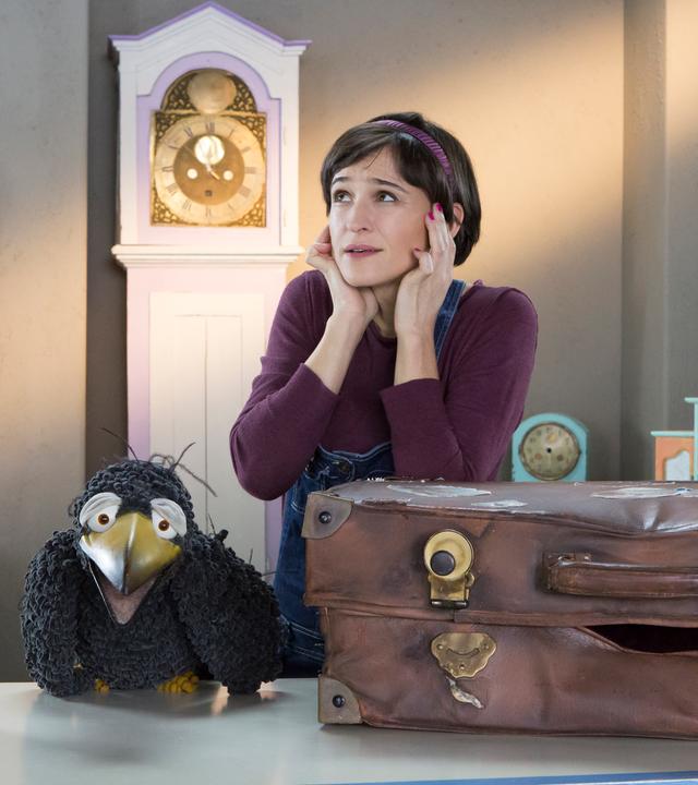 Rudi, Koffer und Frau Siebenstein verzerren das Gesicht wegen einem Quietschgeräusch