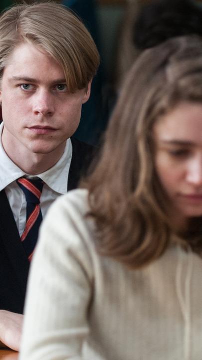 Kurt Wächter (Tom Gramenz) sitzt mit seinen Mitschülern im Klassenzimm