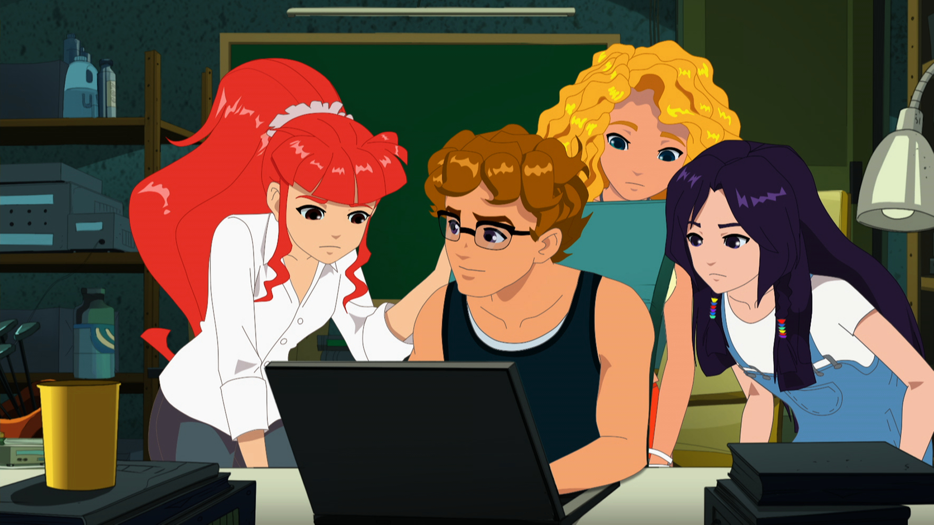 Lewis macht etwas am Laptop und Rikki, Emma und Cleo schauen ihm dabei zu.