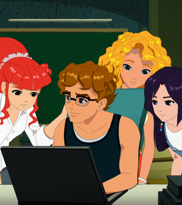 Lewis macht etwas am Laptop und Rikki, Emma und Cleo schauen ihm dabei zu.