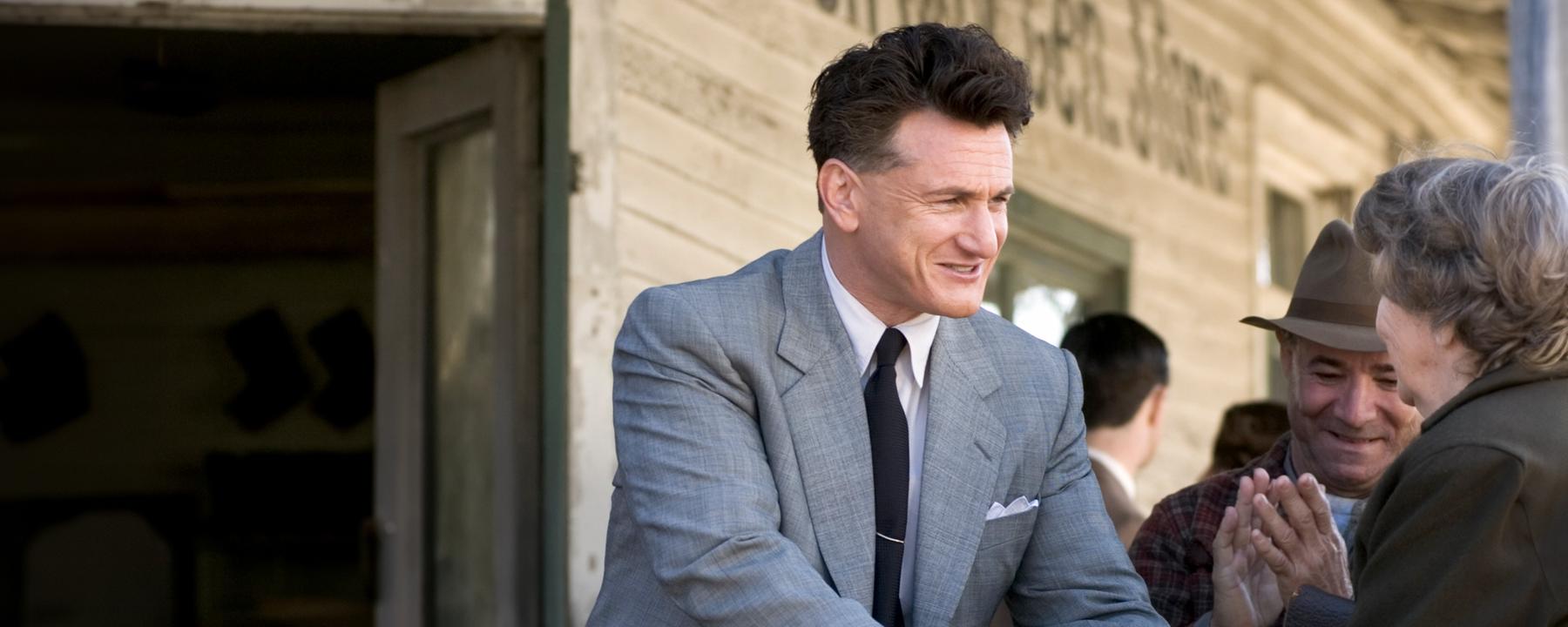Gouverneur Willie Stark (Sean Penn) schüttelt die Hand einer älteren Frau.