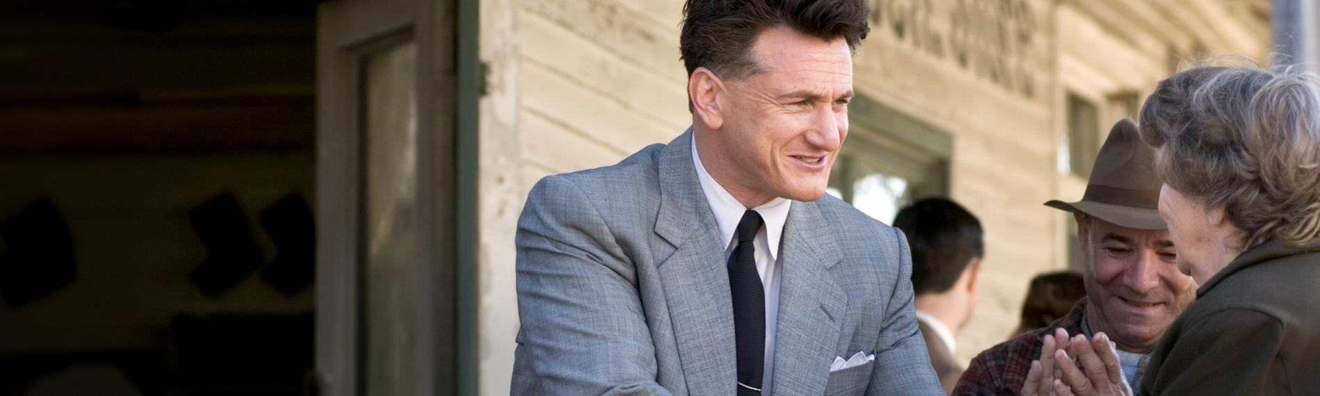 Gouverneur Willie Stark (Sean Penn) schüttelt die Hand einer älteren Frau.