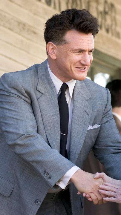 Gouverneur Willie Stark (Sean Penn) schüttelt die Hand einer älteren Frau.