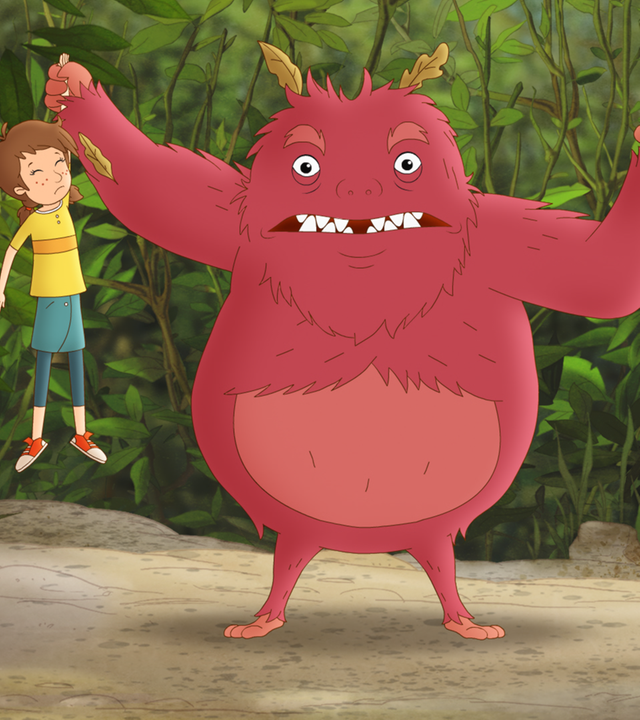 Schrat Dornwald hat in der einen Hand eine Flasche Stinkeparfüm, in der anderen Lea.