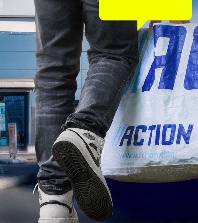Collage: Eingang eines Action-Discounters links, rechts ein Mann trägt eine Action-Tüte