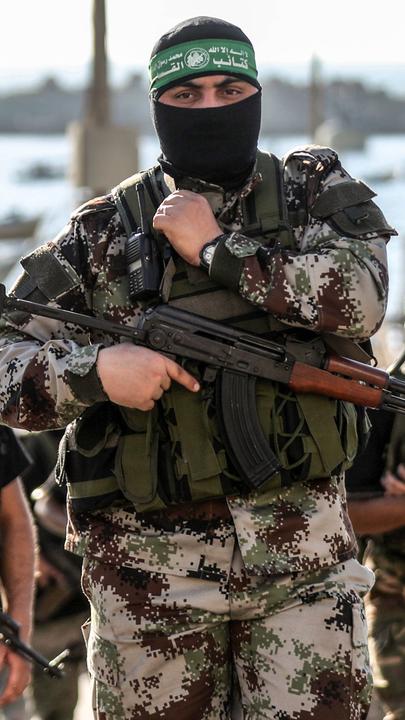 Bewaffnete Männer der Izz al-Din al-Qassam-Brigaden, dem militärischen Flügel der Hamas, während eines antiisraelischen Militärmarsches in Gaza-Stadt, Gazastreifen