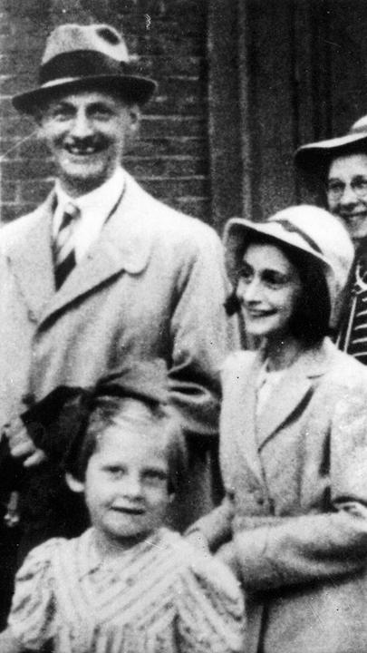 Das Tagebuch der Anne Frank: Geschichte einer Familie": Anne Frank mit ihrer Familie, 1941.