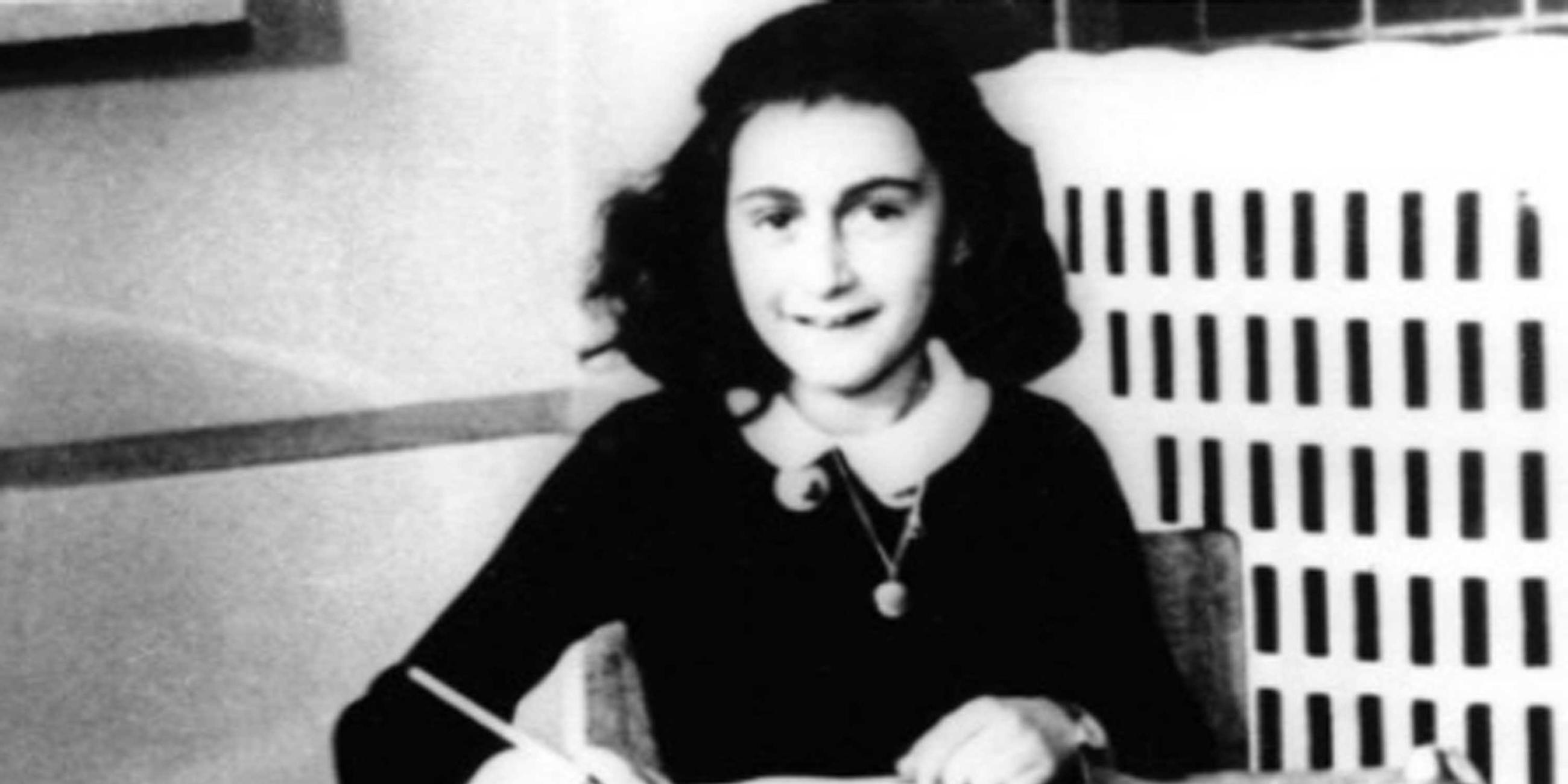 "Das Tagebuch der Anne Frank: Geschichte eines Verrats": Undatierte Aufnahme von Anne Frank am Schreibtisch. 