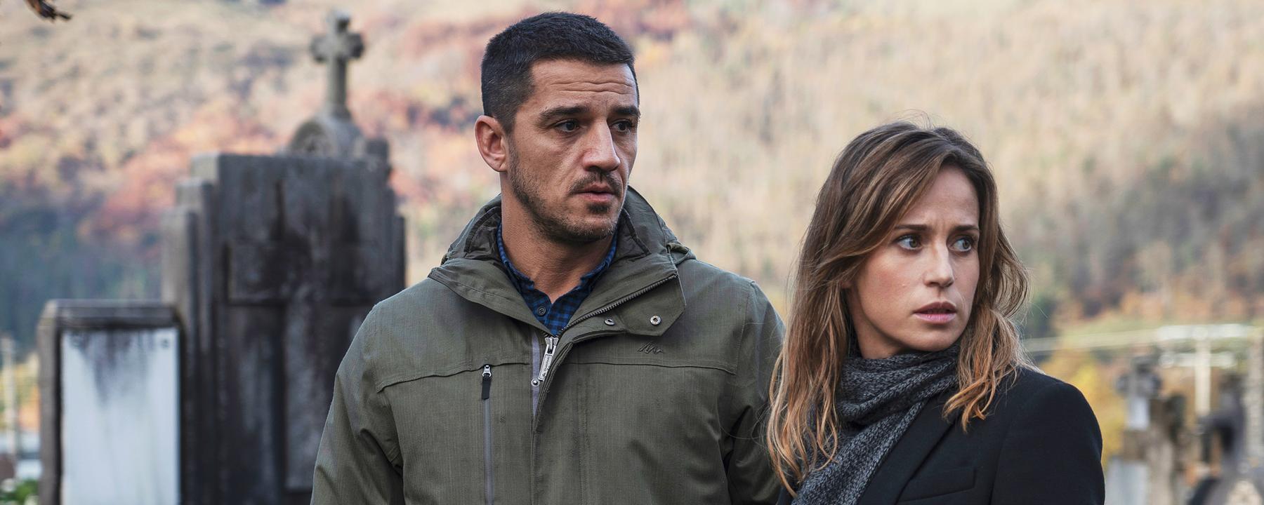 Kommissarin Amaia Salazar (Marta Etura) und ihr Kollege Jonan Etxaide (Carlos Librado 'Nene') sind auf einem Friedhof.