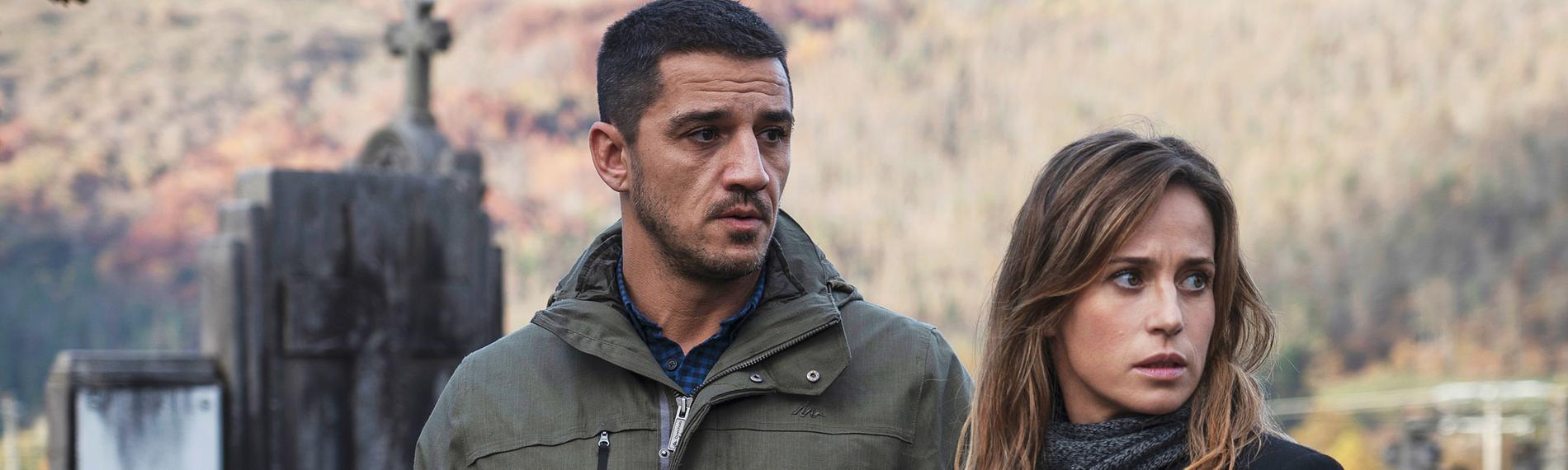 Kommissarin Amaia Salazar (Marta Etura) und ihr Kollege Jonan Etxaide (Carlos Librado 'Nene') sind auf einem Friedhof.