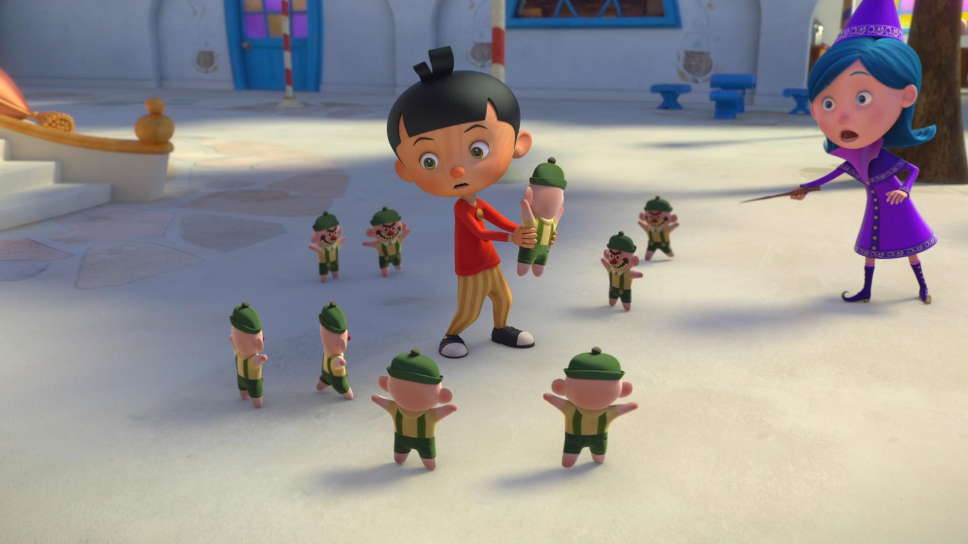 Pinocchio hält einen Streiche-Gnom in den Händen, schaut jedoch erschocken, da er umzingelt ist von acht weiteren Streiche-Gnome, die frech gucken und ihn umkreisen. Betulla ist im Hintergrund zu sehen und warnt Pinocchio mit ihrem Zauberstab in der Hand.