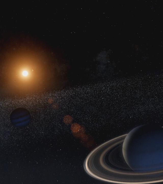 Mehrere Planeten kreisen und sind vor einem schwach scheinenden Stern zu sehen. Einer von ihnen hat mehrere Ringe um sich herum.