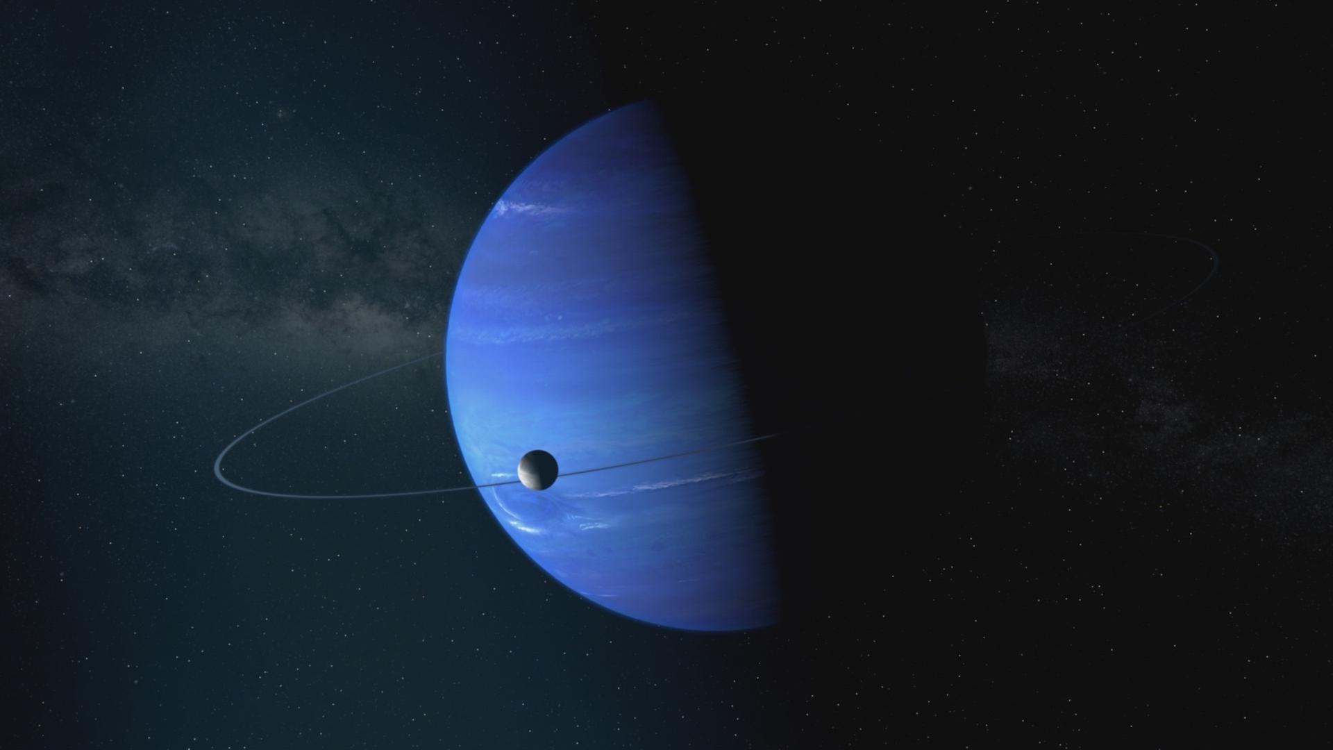 Ein blauer Planet schwebt im Halbschatten im Universum. Um ihn kreist ein runder Mond.