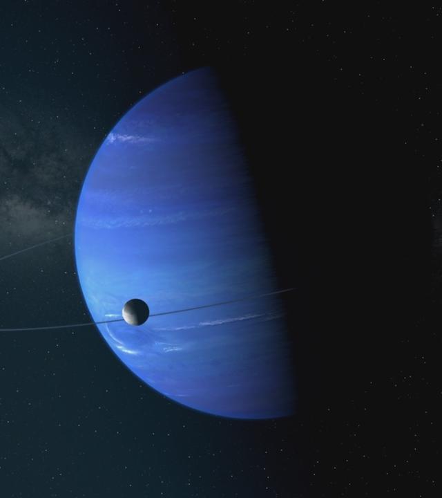 Ein blauer Planet schwebt im Halbschatten im Universum. Um ihn kreist ein runder Mond.