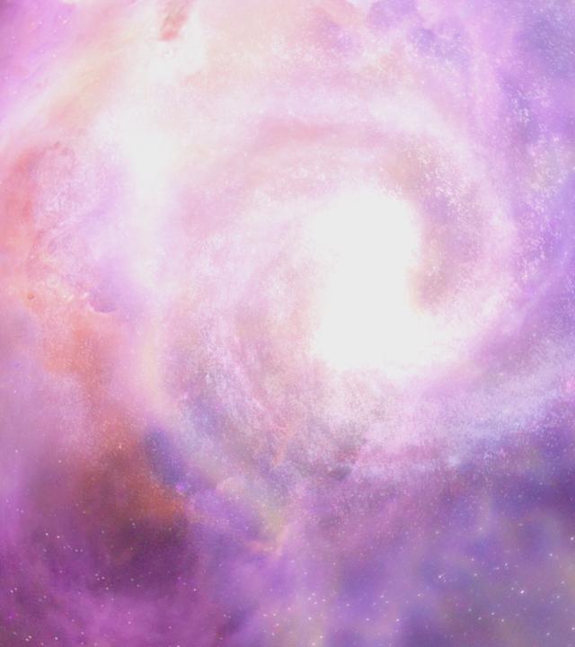 Eine rosa, lila und weiße Wolke mit Licht im Zentrum schweben im Universum.