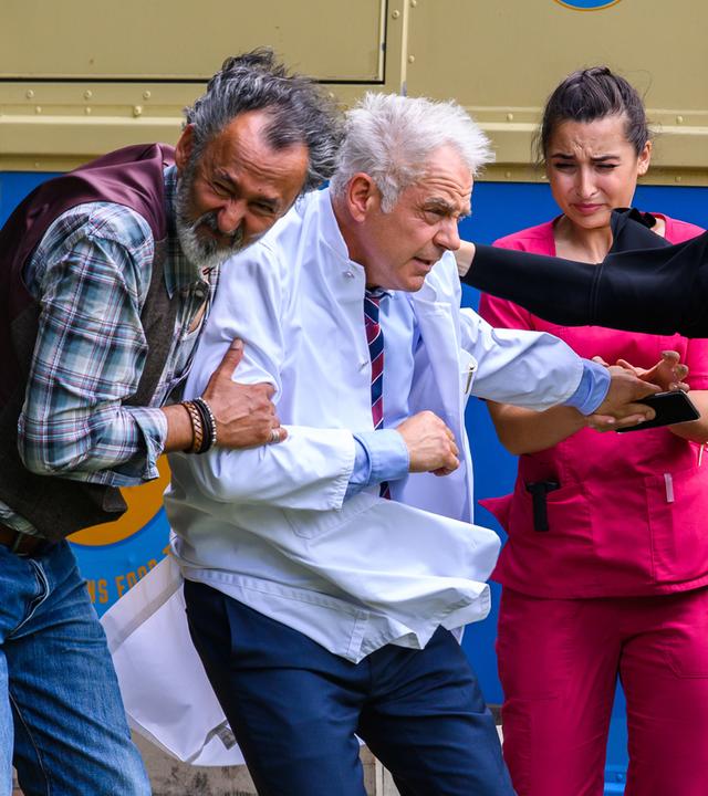 Safi Edemir (Ercan Durmaz, l.), Prof. Dr. Alexander von Arnstett (Florian Fitz, 2.v.l.), Ava Edemir (Rona Özkan, M.) und Dr. Helena von Arnstett (Claudia Hiersche, r.) laufen durch stürmisches Wetter