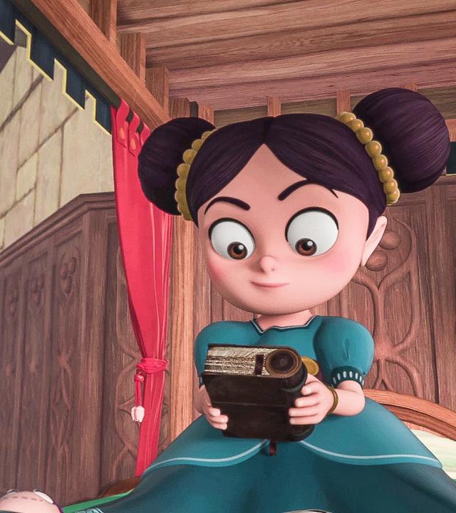 Isabelle hält das Zauberbuch in der Hand. Sie sitzt auf ihrem Bett.