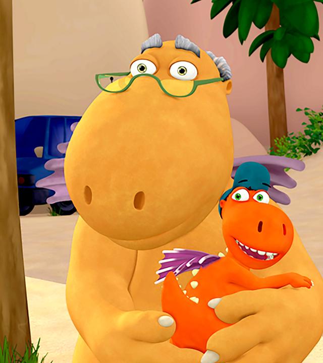 Opa Jörgen hält Kokosnuss in den Armen. 