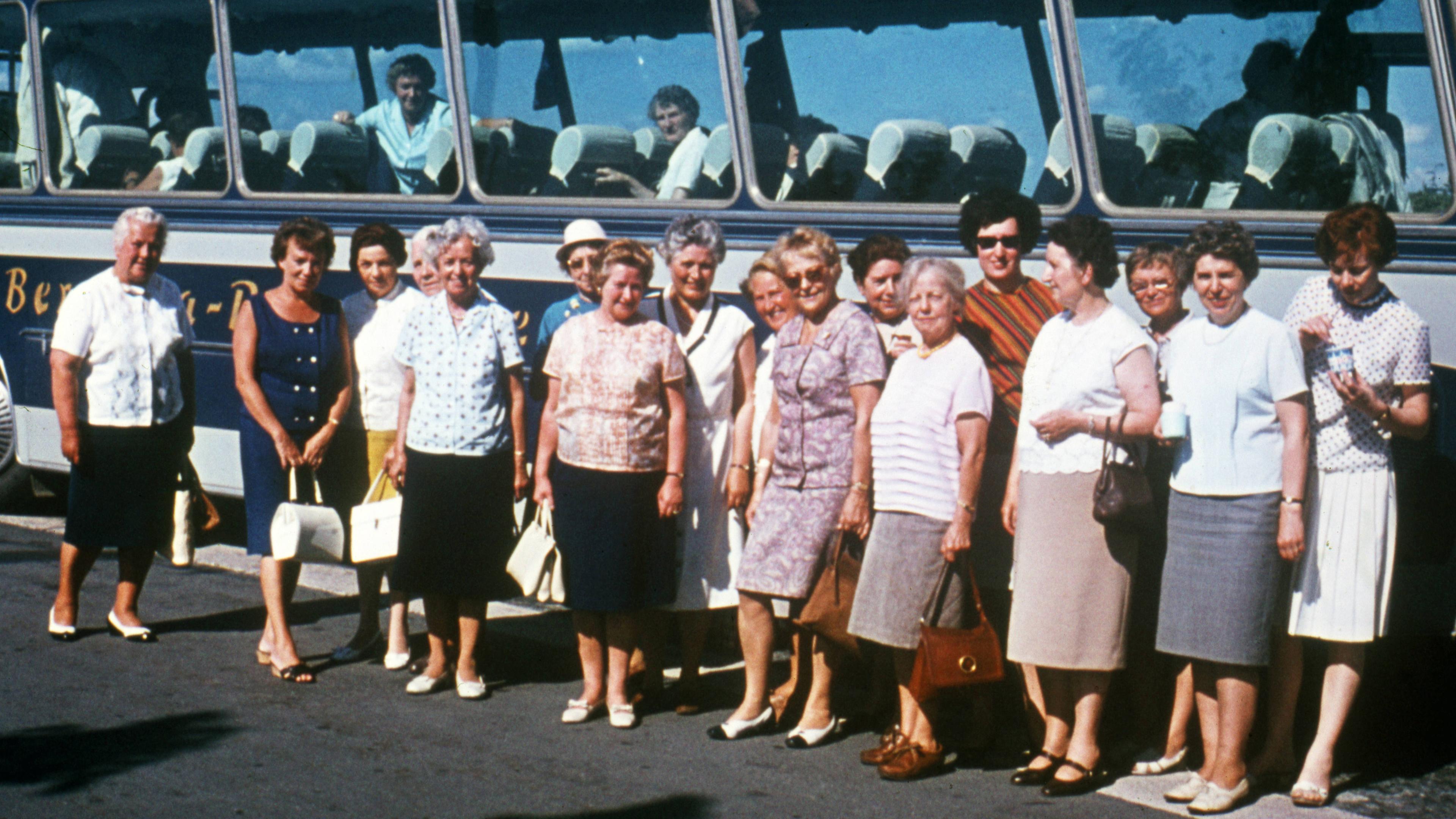 "Das war dann mal weg: Butterfahrt, Dübener Ei & Co": Mehrere ältere Damen stehen vor einem Bus.