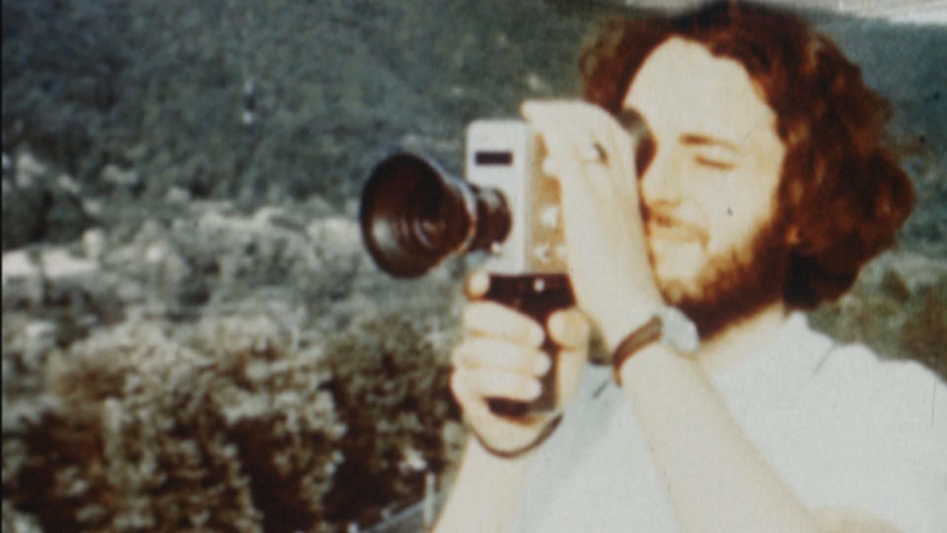 Das war dann mal weg - Auf Achse: Ein junger Mann filmt mit einer Super-8-Kamera die Landschaft.