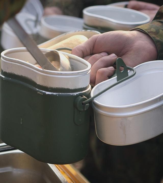 "Das war dann mal weg - Henkelmann, Hawaii-Toast & Co.": Ein ineinander gestecktes Essgeschirr eines Soldaten.