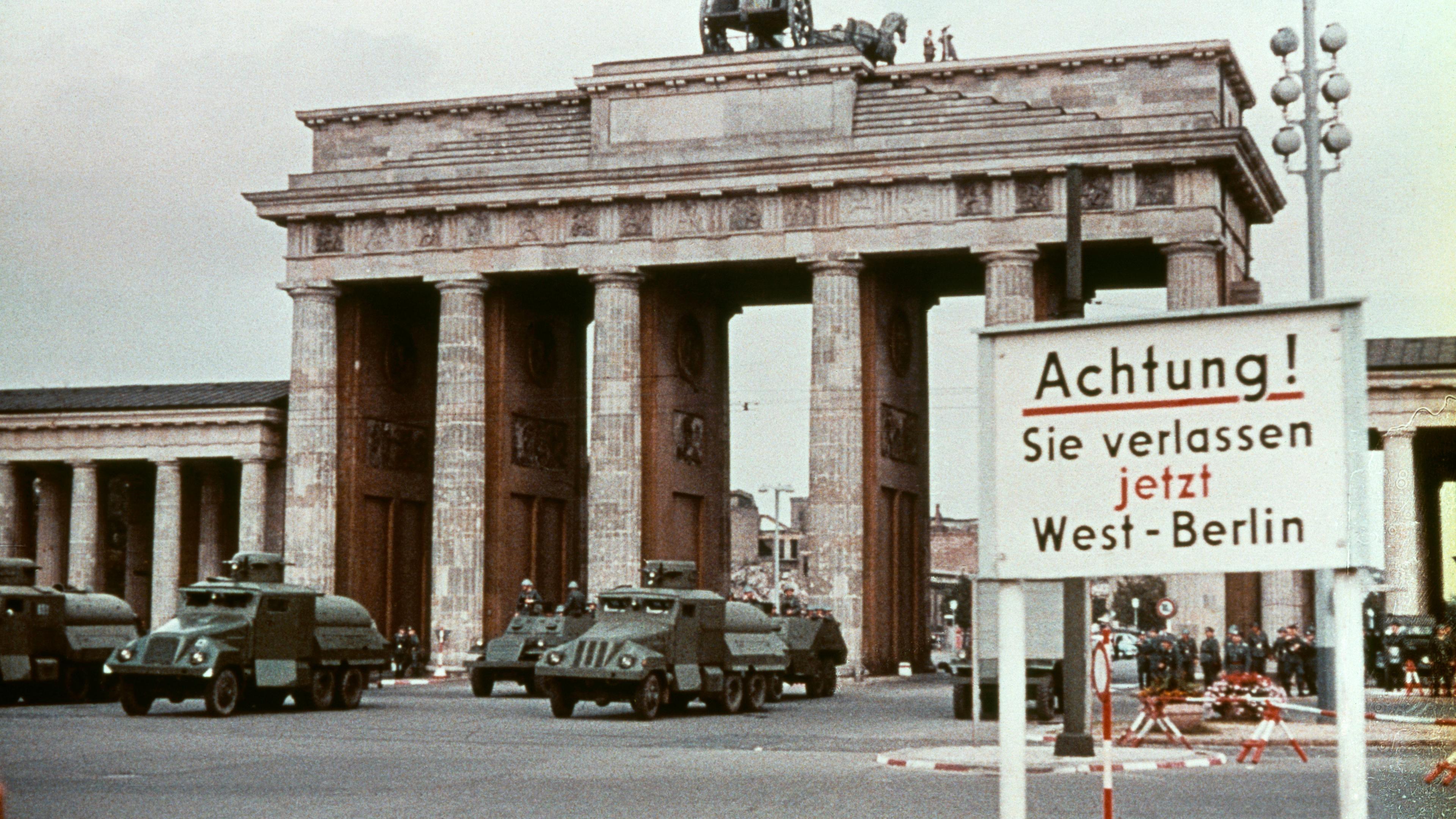  Brandenburger Tor mit Panzerwagen.