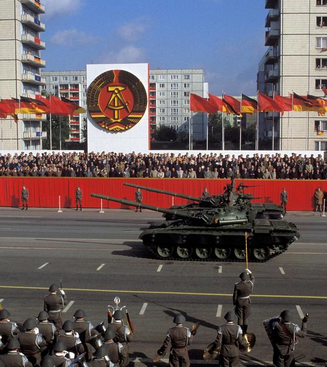Militärparade der NVA der DDR in Berlin 1987.
