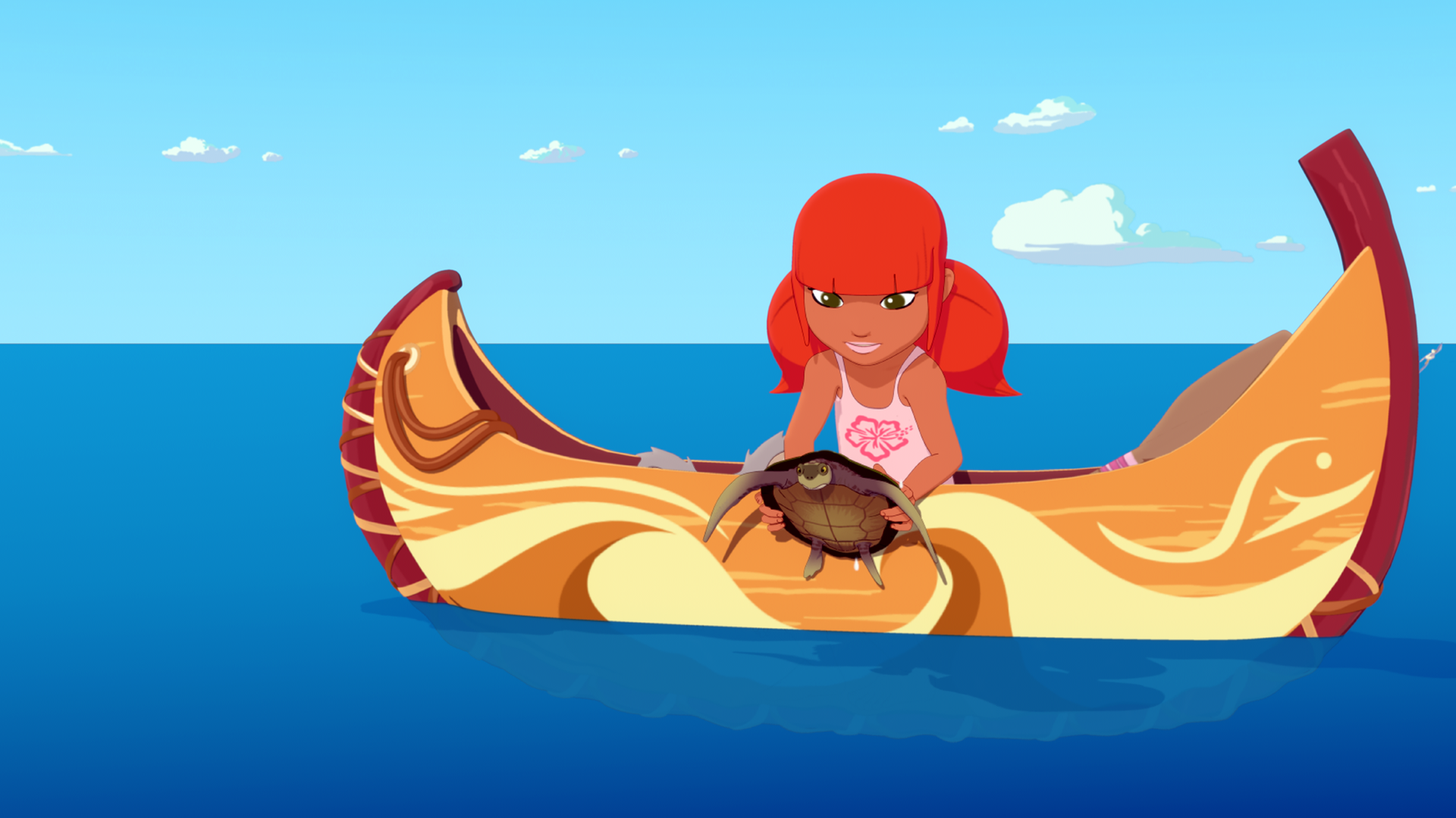 Marina sitzt auf einem Boot und lässt eine Schildkröte ins Wasser gleiten.