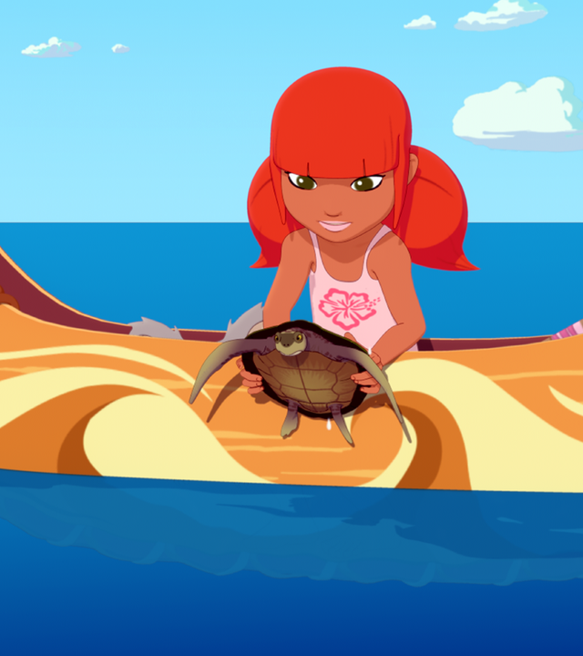 Marina sitzt auf einem Boot und lässt eine Schildkröte ins Wasser gleiten.