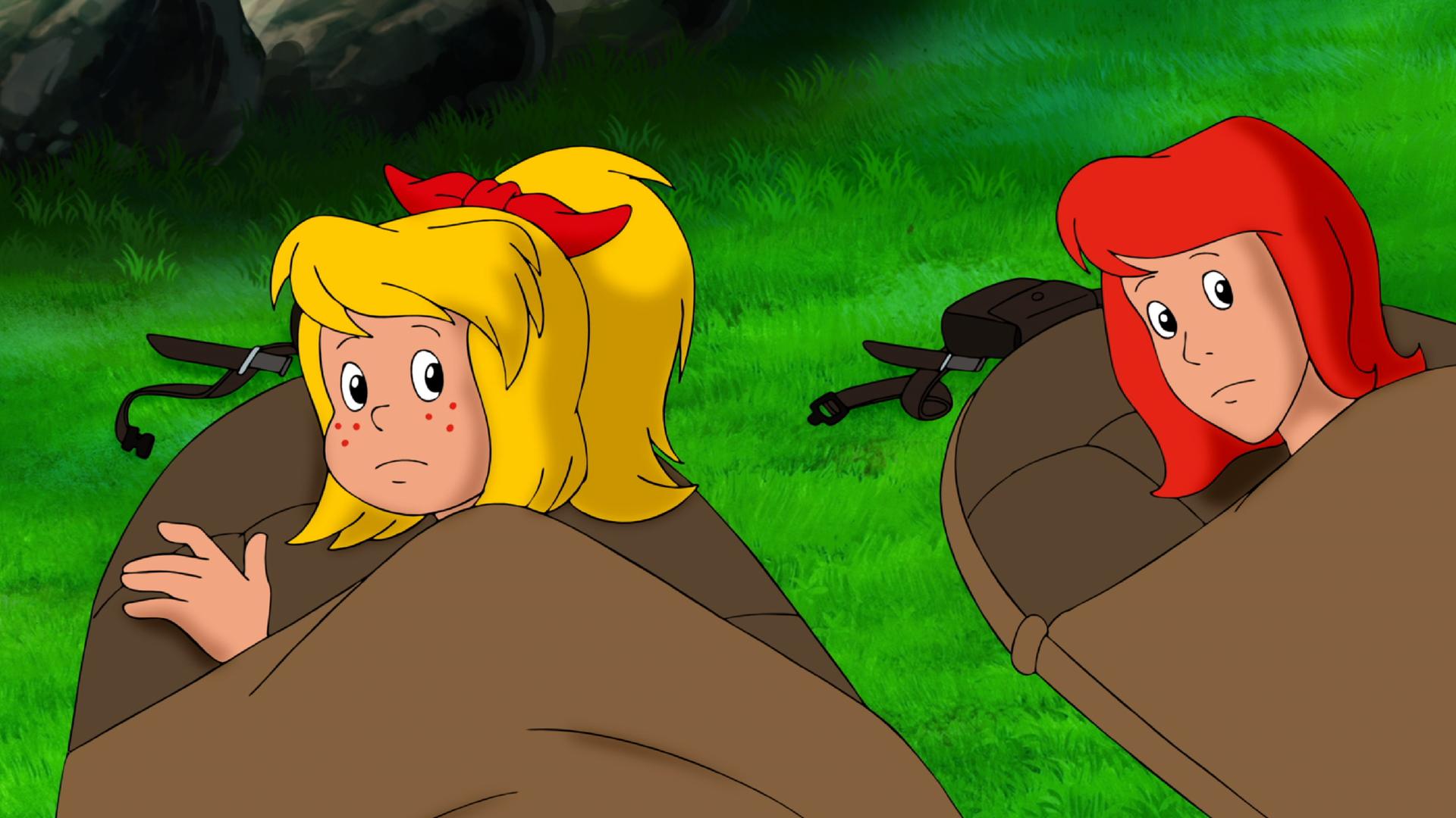 Bibi und Tina liegen in ihren Schlafsäcken.