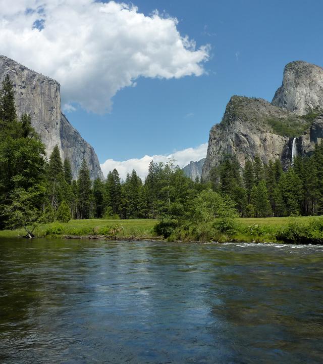 "Die Entstehung der Erde: Yosemite Nationalpark": Das Yosemite Valley ist von bis zu 1000 Meter hohen Felswänden eingefasst.