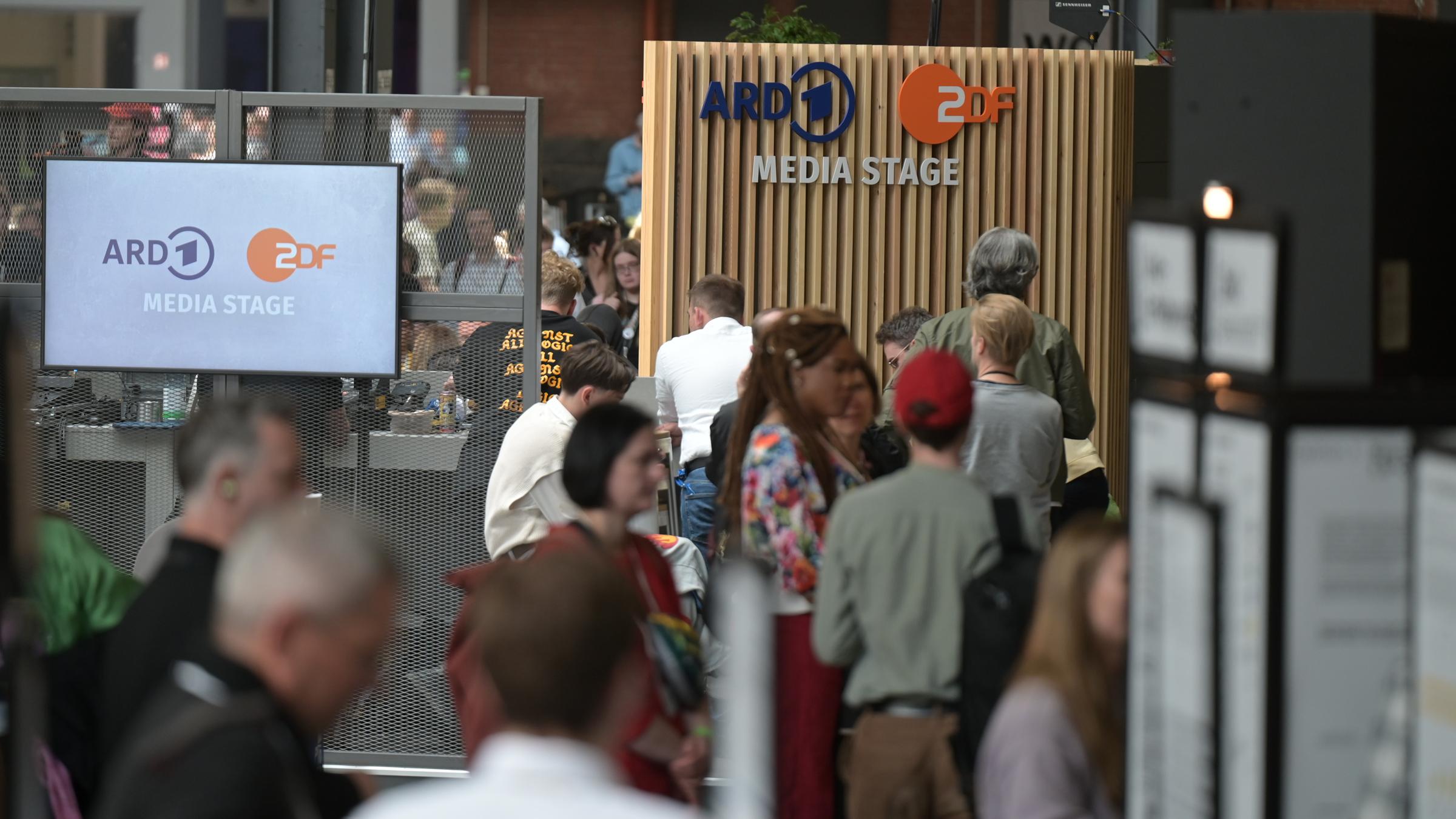 Blick über das Messepublikum hinweg auf die Bühne und Bildschirme der "ARD ZDF Media Stage" der re:publica25 in Berlin