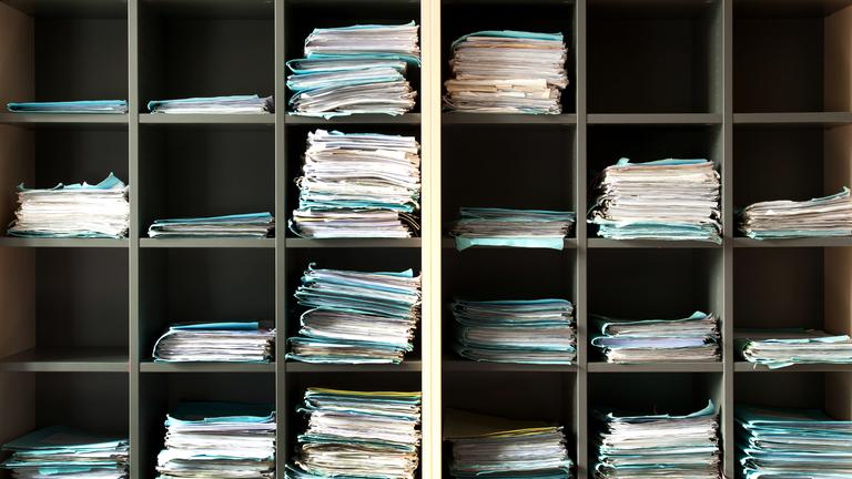 Regal mit Akten