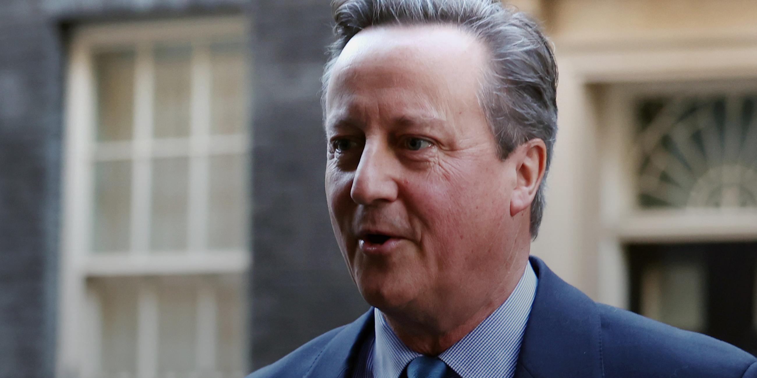 Der neue britische Außenminister David Cameron verlässt die Downing Street 10 in London am 13.11.2023.