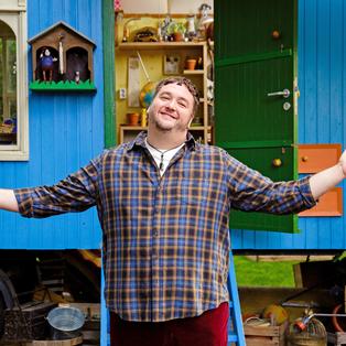 Schießt als echter Paschulke gerne übers Ziel hinaus. David mit seinem Dackel Daisy auf der Hollywood-Schaukel.