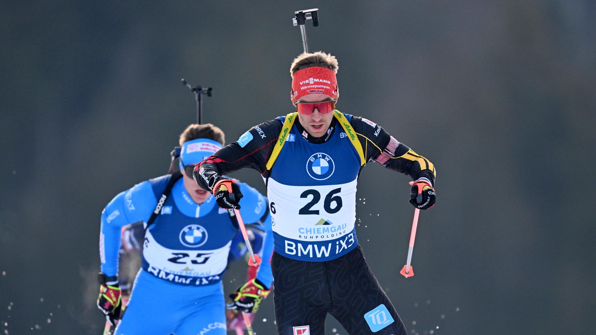 Der deutsche Biathlet David Zobel und der italienische Biathlet Didier Bionaz sind beide beim Biathlon Weltcup in Ruhpolding auf der Strecke unterwegs 