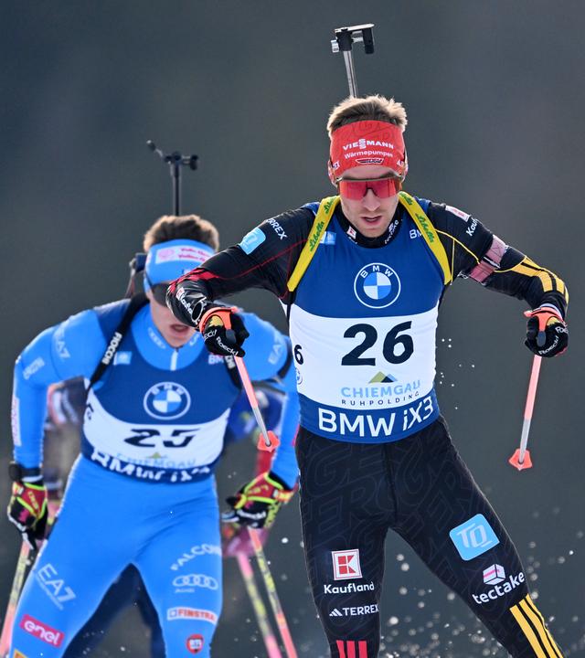 Der deutsche Biathlet David Zobel und der italienische Biathlet Didier Bionaz sind beide beim Biathlon Weltcup in Ruhpolding auf der Strecke unterwegs 