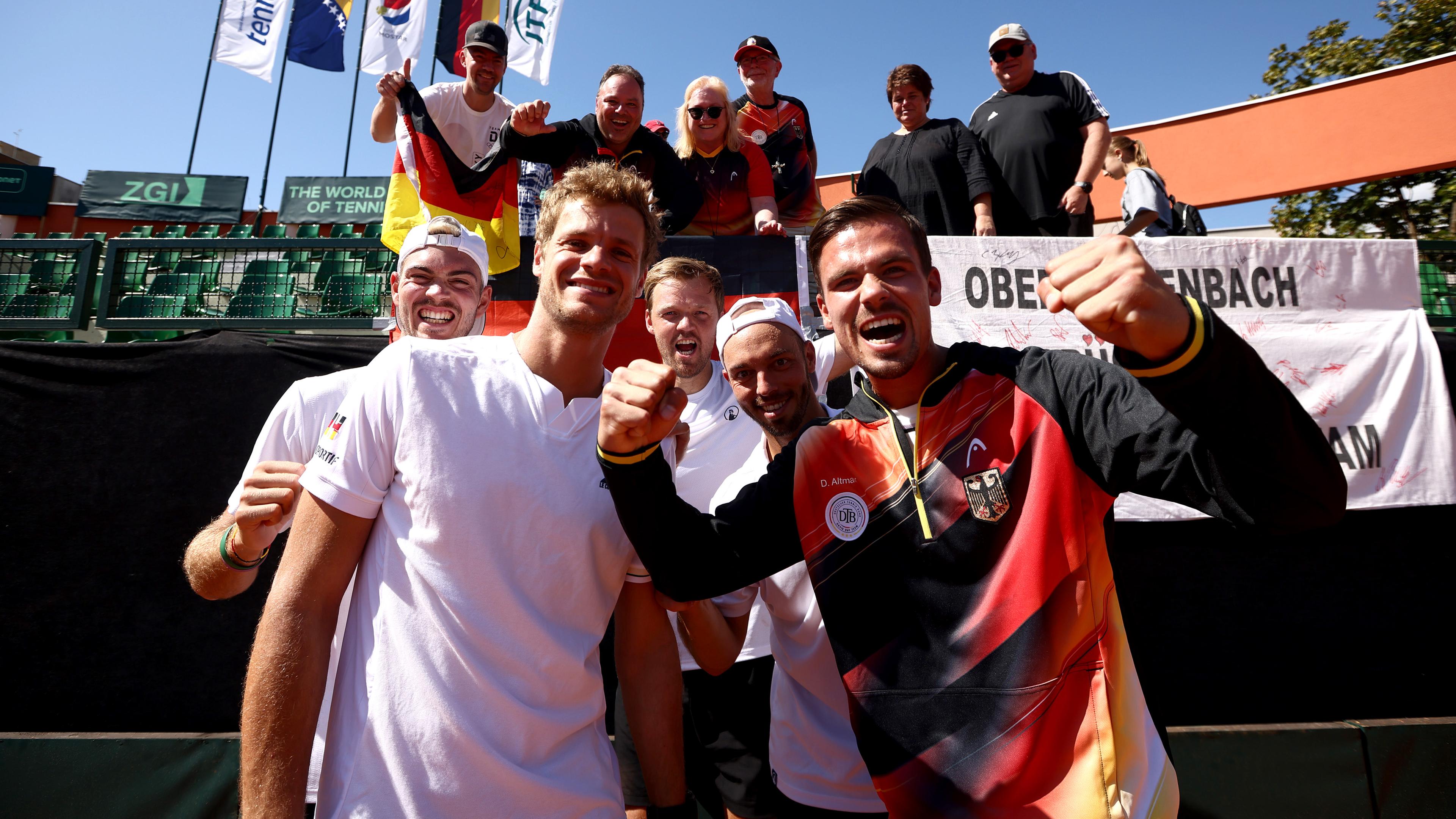 Das deutsche Davis-Cup-Team mit Maximilian Marterer, Yannick Hanfmann, Kevin Krawietz, Tim Pütz und Daniel Altmaier (von links) bejubelt den Klassenerhalt